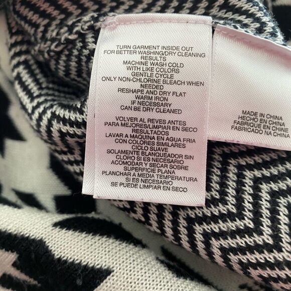 Nine West V-Neck Sweater Dress M | Chevron + Houndstooth | Chic Monochrome Knit - Picture 8 of 9